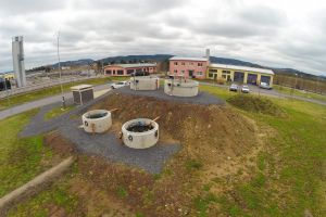 Luftaufnahme von zwei Klärbecken