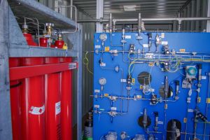 Flaschen und Schalttafel in einer Wasserstofftankstelle